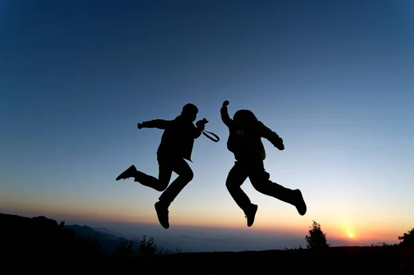 Siluate homme sur la montagne — Photo