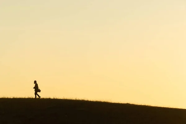 Siluate homme sur la montagne — Photo