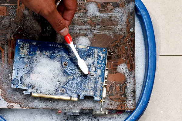 Computer-Mainboard reinigen — Stockfoto