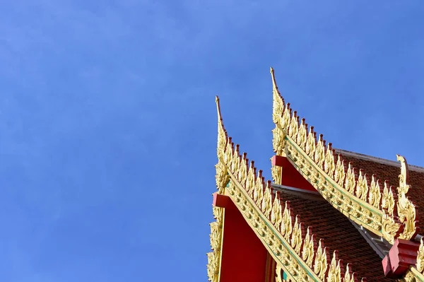 Tempeldach auf blauem Grund — Stockfoto