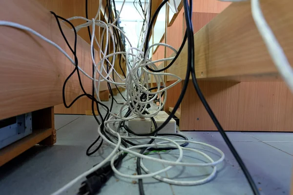 Запутанный кабель — стоковое фото