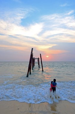 Denizde eski ahşap köprü