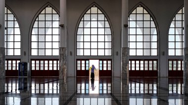Songkhla Merkez Camii 'nde dindar bir kız.