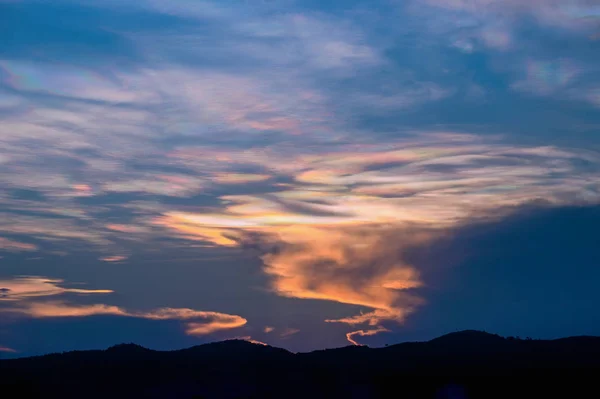 Chapéu de nuvem arco-íris No céu Tailândia — Fotografia de Stock