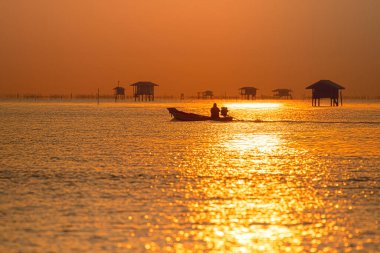 Bang Tabun Phetchaburi 'de güneş doğuyor..