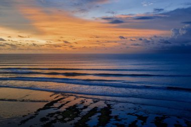 Gün batımı ve deniz kulübesi ve bambuyla