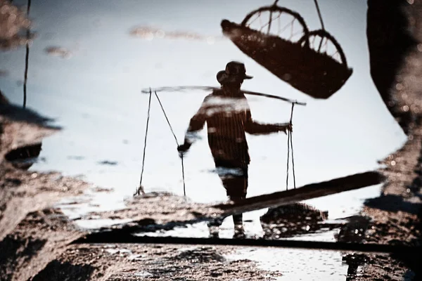 Salt Farmers Carry Salt Shed — Stock Photo, Image