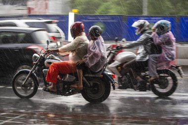 Şehre arabalar ve motosikletlerle yağmur yağıyor..