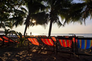 Tayland 'dan plaj sandalyelerinde uzanan turistler
