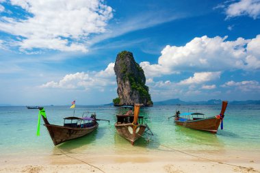 Krabi Tayland 'da açık gökyüzü sularına yolculuk.