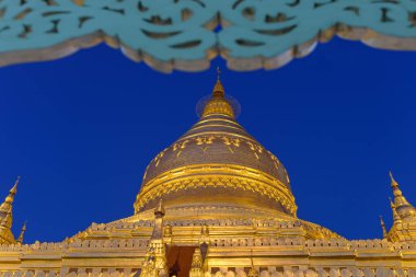 Akşam Shwezigon 'da Myanmar Tapınağı' nda altın pagoda