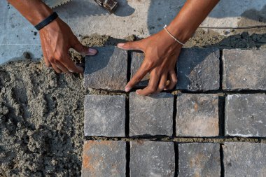 Masoner 'ların inşaat işçilerinin eli yere yakın.