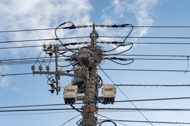 Japonya 'da elektrik direkleri, transformatörler ve kablolar