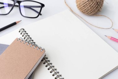 Modern beyaz ofis Resepsiyon üst tablo ile defter, Not, bir fincan