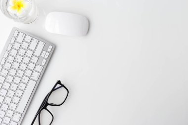 Modern beyaz ofis masa üstü bilgisayar laptop, defter ve diğer malzemeleri ile tablo. Beyaz arka plan üzerinde üstten görünüm kopya alanı ile. Üstten Görünüm, düz yatıyordu.