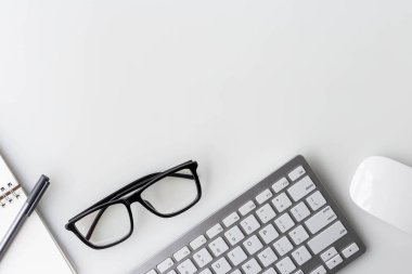 Modern beyaz ofis masa üstü bilgisayar laptop, defter ve diğer malzemeleri ile tablo. Beyaz arka plan üzerinde üstten görünüm kopya alanı ile. Üstten Görünüm, düz yatıyordu.