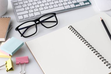 Modern beyaz ofis masa üstü bilgisayar laptop, defter ve diğer malzemeleri ile tablo. Beyaz arka plan üzerinde üstten görünüm kopya alanı ile. Üstten Görünüm, düz yatıyordu.