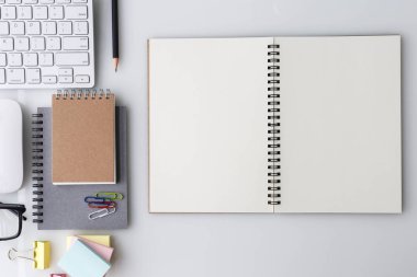 Modern beyaz ofis masa üstü bilgisayar laptop, defter ve diğer malzemeleri ile tablo. Beyaz arka plan üzerinde üstten görünüm kopya alanı ile. Üstten Görünüm, düz yatıyordu.