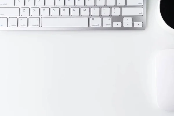 Nowoczesne biuro białe biurka tabeli z komputera przenośnego, o Puchar — Zdjęcie stockowe