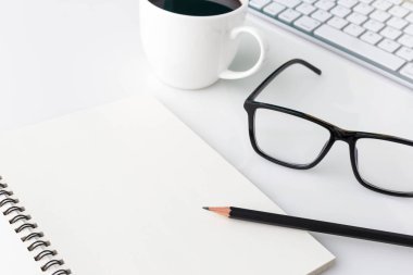 Modern beyaz ofis masa üstü bilgisayar laptop, defter ve diğer malzemeleri ile tablo. Beyaz arka plan üzerinde üstten görünüm kopya alanı ile. Üstten Görünüm, düz yatıyordu.