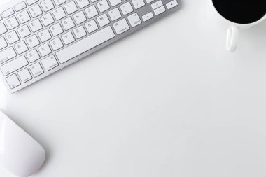 Modern beyaz ofis masa üstü bilgisayar laptop, defter ve diğer malzemeleri ile tablo. Beyaz arka plan üzerinde üstten görünüm kopya alanı ile. Üstten Görünüm, düz yatıyordu.