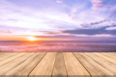 Boş ahşap masa uzay platform ve gökyüzü dağlar gün batımı sis arka plan bulanık ürün için montaj görüntülemek