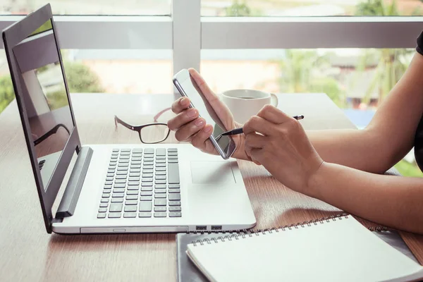 Close Up kobieta rąk przy użyciu telefonu komórkowego i laptopa z pustą kopię miejsca na ekranie dla firmy wiadomości lub treści tekstu reklamy w efekt Vintage. — Zdjęcie stockowe