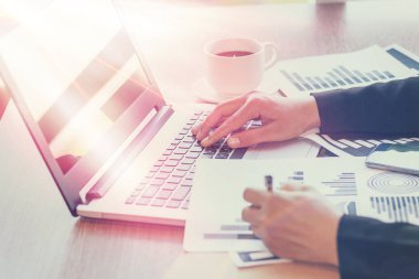 Yakın kadar kadın el cep telefonu ve dizüstü bilgisayar reklam metin mesajı veya içerik iş Vintage etkisi için boş kopyalama alanı ekranı ile kullanma.