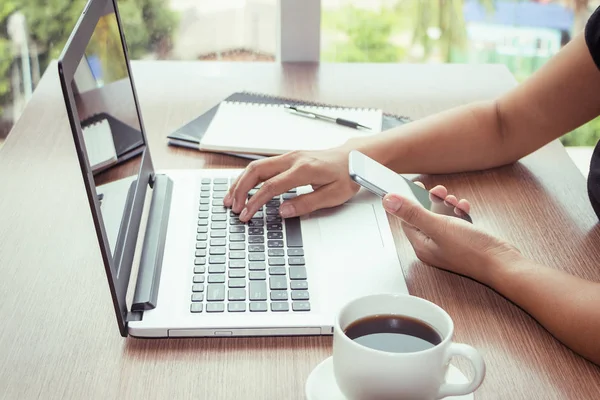 Primer plano de las manos de las mujeres que utilizan el teléfono móvil y la computadora portátil con pantalla de espacio de copia en blanco para su mensaje de texto publicitario o negocio de contenido en el efecto Vintage . — Foto de Stock