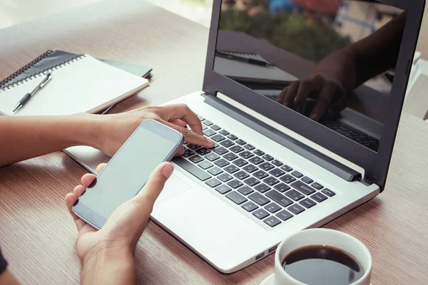 Primer plano de las manos de las mujeres que utilizan el teléfono móvil y la computadora portátil con pantalla de espacio de copia en blanco para su mensaje de texto publicitario o negocio de contenido en el efecto Vintage . — Foto de Stock