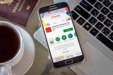Chiang Mai, Tayland - 1 Şubat 2017: Akıllı telefon Samsung Galaxy S6 apps aliexpress alibaba uygulama masanın üstünde belgili tanımlık perde açmak.