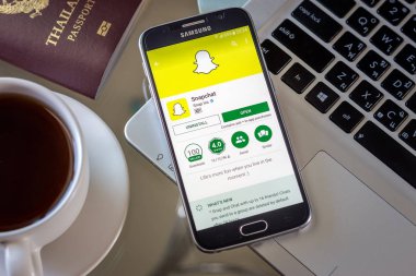 Chiang Mai, Tayland - 1 Şubat 2017: Akıllı telefon Samsung Galaxy S6 apps snapchat uygulama masanın üstünde belgili tanımlık perde açmak.