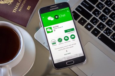 Chiang Mai, Tayland - 1 Şubat 2017: Akıllı telefon Samsung Galaxy S6 apps wechat uygulama masanın üstünde belgili tanımlık perde açmak.
