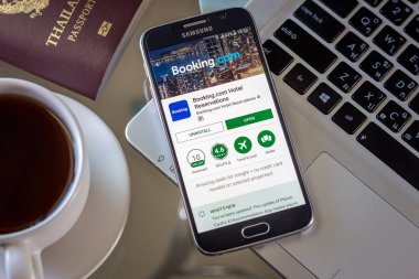 Chiang Mai, Tayland - 1 Şubat 2017: Akıllı telefon Samsung Galaxy S6 apps üstünde belgili tanımlık perde masaya com uygulaması rezervasyon açmak.