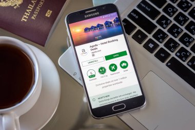 Chiang Mai, Tayland - 1 Şubat 2017: Akıllı telefon Samsung Galaxy S6 apps agoda uygulama masanın üstünde belgili tanımlık perde açmak.