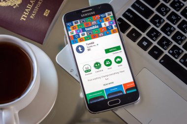 Chiang Mai, Tayland - 1 Şubat 2017: Akıllı telefon Samsung Galaxy S6 apps tumblr uygulama masanın üstünde belgili tanımlık perde açmak.