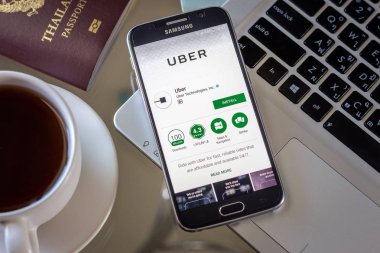 Chiang Mai, Tayland - 1 Şubat 2017: Akıllı telefon Samsung Galaxy S6 apps uber taksi sürücüsü uygulama masanın üstünde belgili tanımlık perde açmak.