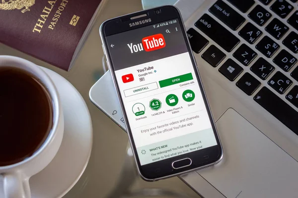 Chiang Mai, Tayland - 1 Şubat 2017: Akıllı telefon Samsung Galaxy S6 apps youtube uygulaması masanın üstünde belgili tanımlık perde açmak.