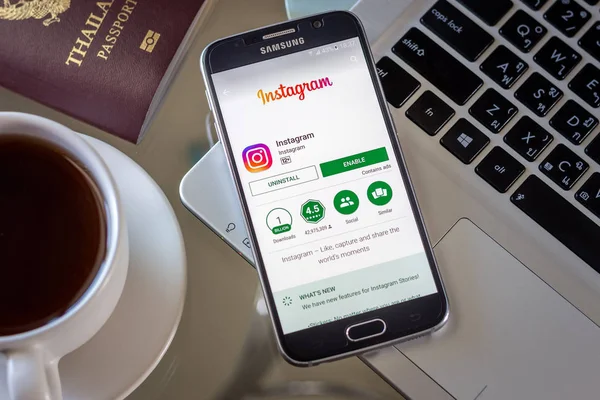 Chiang Mai, Tayland - 1 Şubat 2017: Akıllı telefon Samsung Galaxy S6 apps instagram uygulama masanın üstünde belgili tanımlık perde açmak.