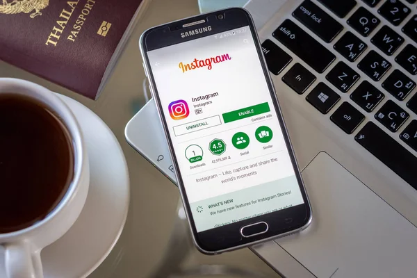 Chiang Mai, Tajlandia - 1 marca 2017: Smartphone Samsung Galaxy S6 otworzyć aplikacji instagram aplikacji na ekranie na biurku. — Zdjęcie stockowe