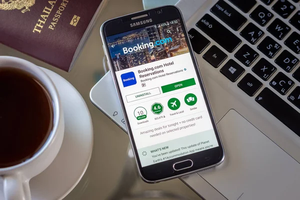 Chiang Mai, Tajlandia - 1 marca 2017: Smartphone Samsung Galaxy S6 otwierać aplikacje rezerwacja com aplikacji na ekranie na biurku. — Zdjęcie stockowe