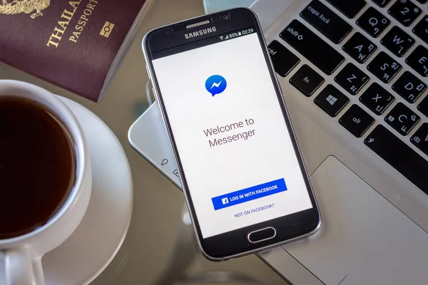Chiang Mai, Tayland - 1 Şubat 2017: Akıllı telefon Samsung Galaxy S6 apps facebook haberci kullanma üstünde belgili tanımlık perde masaya açmak.