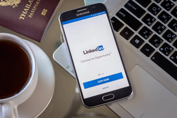 Chiang Mai, Tayland - 1 Şubat 2017: Akıllı telefon Samsung Galaxy S6 apps LinkedIn uygulama masanın üstünde belgili tanımlık perde açmak.