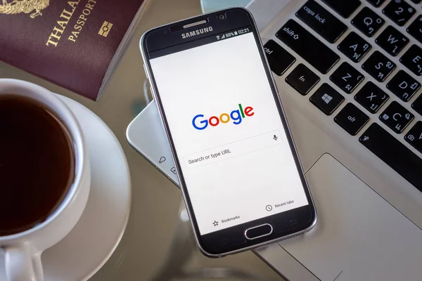 Chiang Mai, Tayland - 1 Şubat 2017: Akıllı telefon Samsung Galaxy S6 apps google arama uygulamasında masanın üstünde belgili tanımlık perde açmak.