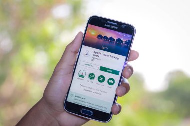Chiang Mai, Tayland - 3 Şubat 2017: Akıllı telefon Samsung Galaxy S6 apps agoda uygulama masanın üstünde belgili tanımlık perde açmak.