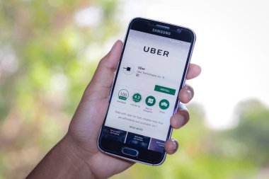 Chiang Mai, Tayland - 3 Şubat 2017: Akıllı telefon Samsung Galaxy S6 apps uber taksi sürücüsü uygulama masanın üstünde belgili tanımlık perde açmak.