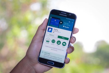 Chiang Mai, Tayland - 3 Şubat 2017: Akıllı telefon Samsung Galaxy S6 apps paypal uygulama masanın üstünde belgili tanımlık perde açmak.