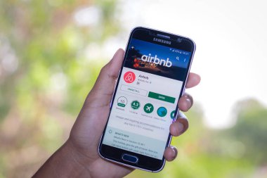Chiang Mai, Tayland - 3 Şubat 2017: Akıllı telefon Samsung Galaxy S6 apps airbnb uygulama masanın üstünde belgili tanımlık perde açmak.