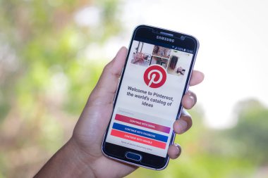 Chiang Mai, Tayland - 3 Şubat 2017: Akıllı telefon Samsung Galaxy S6 apps pinterest uygulama masanın üstünde belgili tanımlık perde açmak.