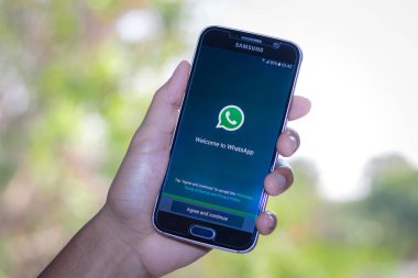 Chiang Mai, Tayland - 3 Şubat 2017: Akıllı telefon Samsung Galaxy S6 apps whatsapp uygulama masanın üstünde belgili tanımlık perde açmak.